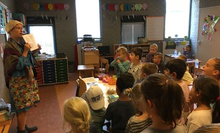 Oma van de bieb in de klas 