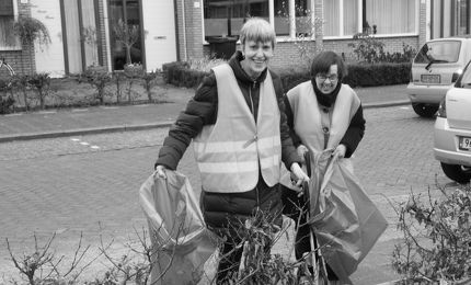 Wijkpunt Oost,samen met woonvoorziening Humanitas zijn bezig met opruimen van zwerfafval    ©Jan Wijers 