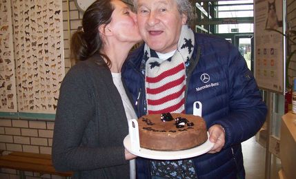  Overhandigen van de taart aan Frank Reiniersen    ©Ageeth van Duuren 