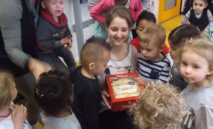 Suzanne van het kruimeltje, bedankt met lekkere taart 