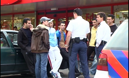 Historische foto van Marokkaanse jongeren en politie 