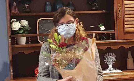 Vrijwilligster Malika met bloemen 