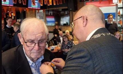 Onderscheiding Jan van Mil door de burgemeester 