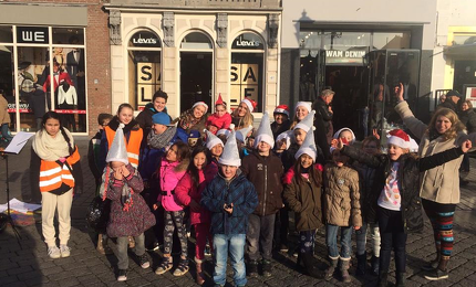 Groep 4b van het Rondeel zingt voor het goede doel 