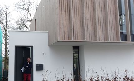 Peter bij zijn huis 