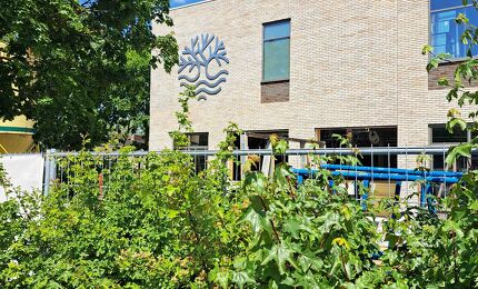 Logo op de gevel Kindcentrum Oosterplas 