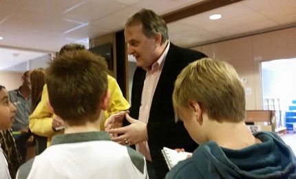 Kinderpersbureau bij de opening van de ruilkast 