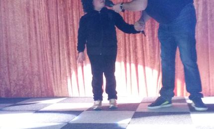 Sem playbackt bij het Oranjebal 