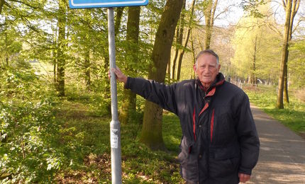 Dolf Kok bij het bord van de Trimmelaars 