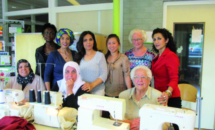 Pashtun Azizi en de naaigroep in het Rondeel 