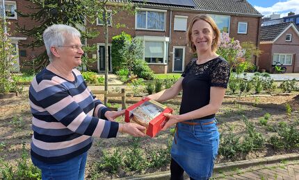 Petra biedt Wietske de taart aan 