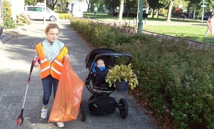 Kind en baby ruimen troep op 