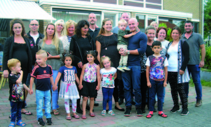Anita Libregts met buurtgenoten uit de Leyhof 